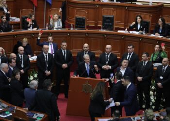 FOTO/ Çfarë nuk patë nga Kuvendi sot! Baçi kthehet në kameraman të Berishës, Koçi dhe Gjylameti afrohen në radhët e demokratëve