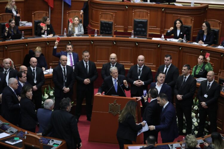 FOTO/ Çfarë nuk patë nga Kuvendi sot! Baçi kthehet në kameraman të Berishës, Koçi dhe Gjylameti afrohen në radhët e demokratëve