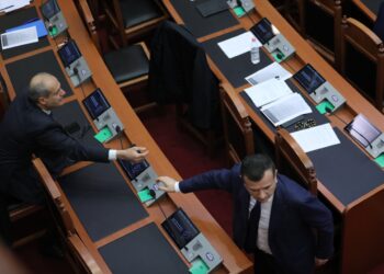 FOTO/ Çfarë nuk patë nga Kuvendi sot! Baçi kthehet në kameraman të Berishës, Koçi dhe Gjylameti afrohen në radhët e demokratëve