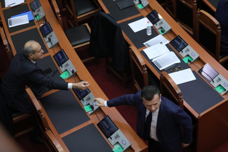 FOTO/ Çfarë nuk patë nga Kuvendi sot! Baçi kthehet në kameraman të Berishës, Koçi dhe Gjylameti afrohen në radhët e demokratëve