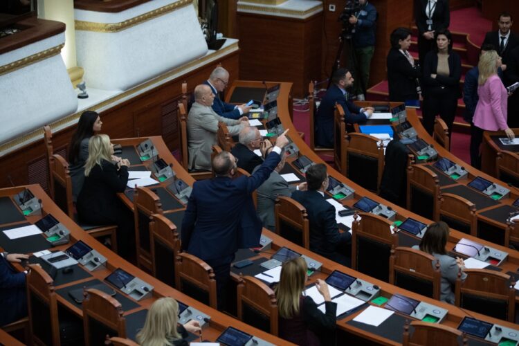 FOTO/ Çfarë nuk patë nga Kuvendi sot! Baçi kthehet në kameraman të Berishës, Koçi dhe Gjylameti afrohen në radhët e demokratëve