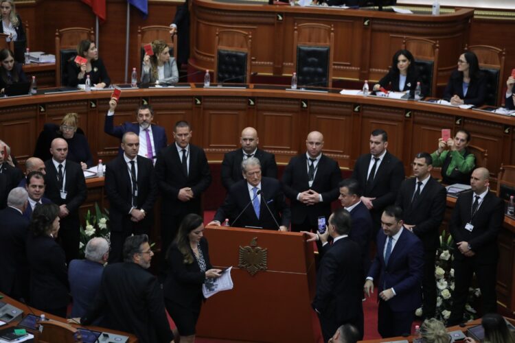 FOTO/ Çfarë nuk patë nga Kuvendi sot! Baçi kthehet në kameraman të Berishës, Koçi dhe Gjylameti afrohen në radhët e demokratëve