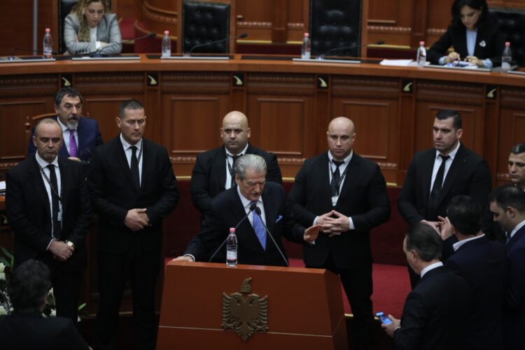 FOTO/ Çfarë nuk patë nga Kuvendi sot! Baçi kthehet në kameraman të Berishës, Koçi dhe Gjylameti afrohen në radhët e demokratëve