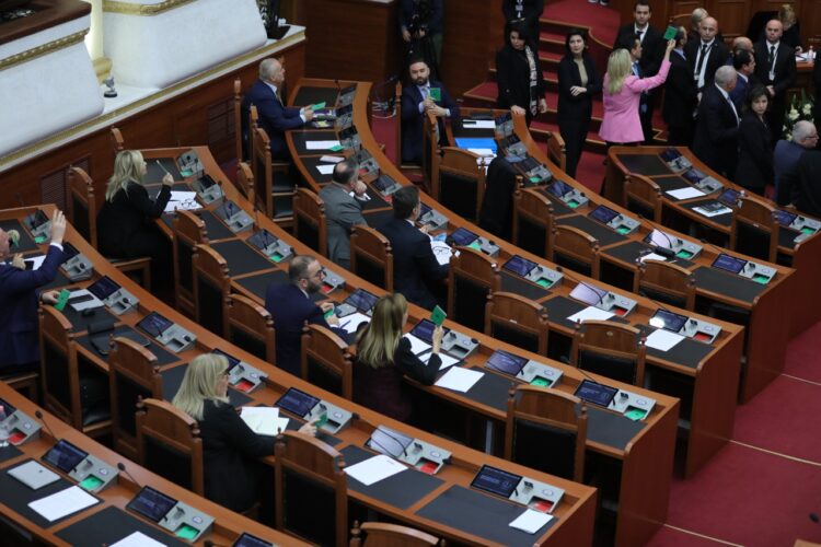 FOTO/ Çfarë nuk patë nga Kuvendi sot! Baçi kthehet në kameraman të Berishës, Koçi dhe Gjylameti afrohen në radhët e demokratëve