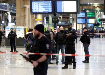 VIDEO/ Publikohen pamjet e rënda të sulmit me thikë në Paris, oficeri i policisë e qëllon me armë
