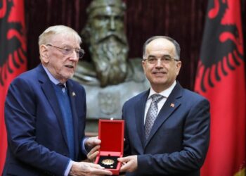 Presidenti Begaj dekoron me medalje të lartë ambasadorin amerikan, Wlaker: Ndryshoi rrjedhën e historisë për Kosovën