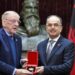 Presidenti Begaj dekoron me medalje të lartë ambasadorin amerikan, Wlaker: Ndryshoi rrjedhën e historisë për Kosovën