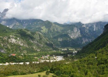 Le Monde, jehonë alpeve të Shqipërisë: Një parajsë të vogël e të gjelbër për alpinistët