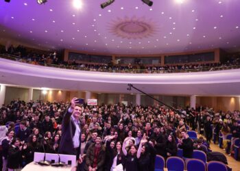Veliaj me nxënësit e shkëlqyer të Tiranës: Të promovojmë vlerat e vërteta! Prindërit tuaj sakrifikuan gjithçka që…