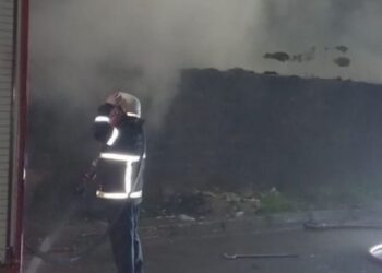 Zjarri që “shkrumboi” tregun në Durrës/ Detaje të reja: Endacakët e ndezën për t’u ngrohur por…