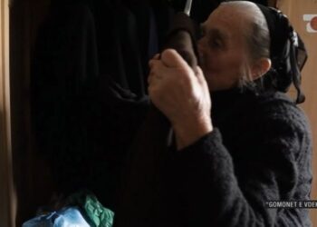 Historia e dhimbshme! Iu zhduk djali 27 vite më parë, e ëma ruan ende kostumin