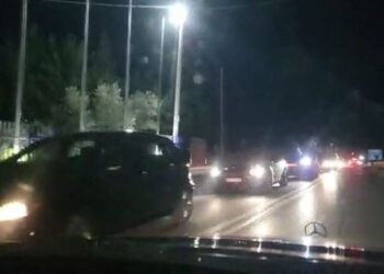 Trafik kilometrik në Elbasan, qindra makina kthehen nga Korça pas rënies së bores së parë për 2023