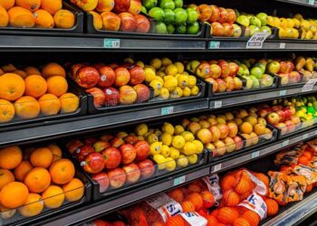 Në një market lagjeje në Tiranë: Nga vijnë fruta-perimet që i bëjnë konkurrencë produkteve ‘Made in Albania’ ?