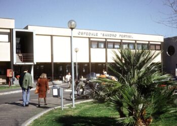 Nënën e zë gjumi duke ushqyer foshnjen në spital, mbytet djali 3 ditësh, përfundoi poshtë trupit të saj