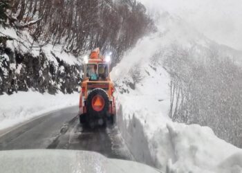 Vendi “i mbërthyer” nga reshjet e dendura të borës, ja si paraqitet situata e rrugëve