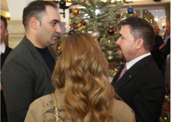 PD sfidon SHBA dhe Britaninë, fton në festë Yllin Ndroqin të shpallur non grata nga aleatët e Shqipërisë