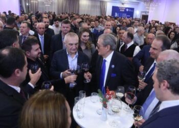 Karuseli i deputetëve që qëndrojnë në ajër!