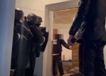 Reaguan ndaj lidhjes intime të vajzës së tyre që ishte e martuar, lihen në burg familjarët që morën peng të dashurin në Sarandë