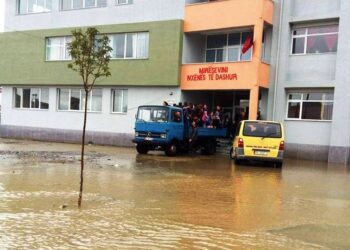 Pezullohet mësimi në 56 shkolla për shkak të motit të keq! MAS: Vendimi, për sigurinë e nxënësve