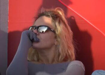 ‘Po tallen me ne?’ Kejvina shpërthen në lot dhe akuzon Top Channel: Ku jemi këtu, në Afrikë?
