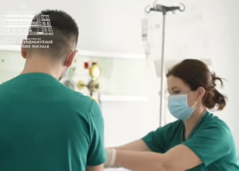 Kishte tumor në tru / Kryhet operacioni i rrallë në QSUT, mjekët i shpëtojnë jetën 24-vjeçarit