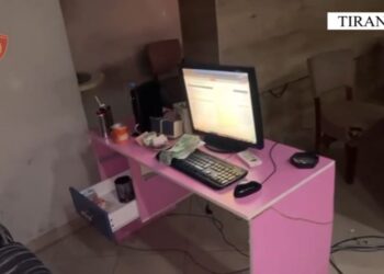 Kthyen lokalin në kazino/ Arrestohen 5 persona, 10 mijë euro dhe 7 kompjutera për lojra fati të sekuestruara