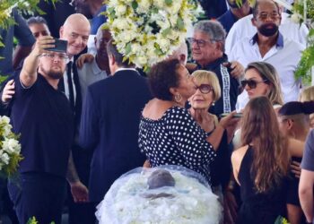 Infantino i buzëqeshur pozon për ‘selfie’ pranë trupit të pajetë të Peles. Çfarë skene surreale!