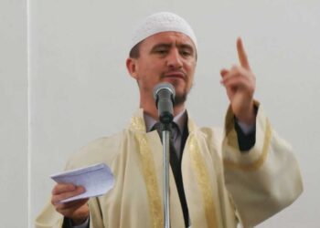 FOTO/ Hoxha Ahmed Kalaja mbron të akuzuarin për përdhunim dhe trafik femrash: O Zot, ruaje e mbroje habibin!