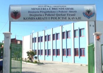 Azili në Kavajë përfshihet nga flakët, lëndohet një e moshuar, dyshohet se zjarri…!