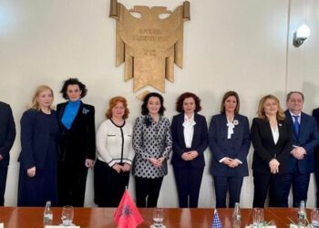 “SHBA ju mbështet fuqishëm”/ Yuri Kim: ‘Kushtetuesja’ me 9 anëtarë, arritje madhore në reformën në Drejtësi