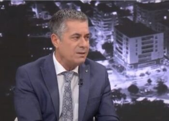Cilët politikanë e zyrtarë mund të arrestohen? Vangjeli ‘zbërthen’ mesazhet e ambasadores Yuri Kim: Tani kanë ndërruar rolet dhe…