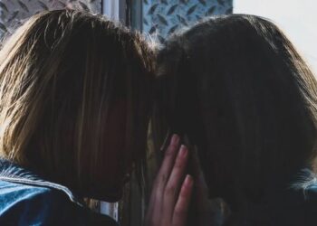 Skandal në liceun artistik: Profesori ngacmon seksualisht 17-vjeçaren