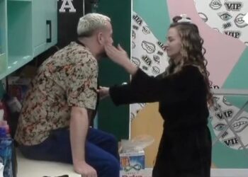VIDEO/ Mbyllen debatet?! Luizi e puth në qafë, Kiara i jep një shuplakë ‘përkëdhelëse’!