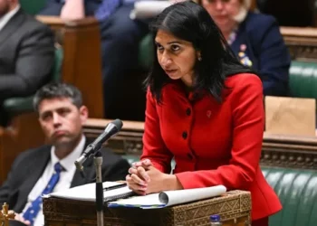 Ministrja britanike Braverman “vetëzbulohet”: Ja arsyeja e vërtetë pse po sulmon emigrantët shqiptarë