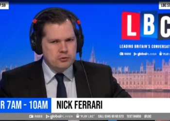 “T’i gjejmë e t’i nisim me autobus…”/ Gazetari përplaset me ministrin që ofendoi shqiptarët: Imagjinoni sikur t’ua thoshin këtë britanikëve