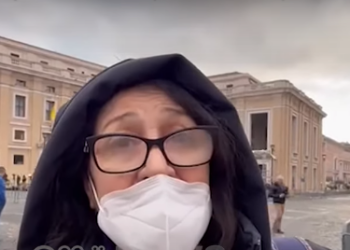 “Ishte një Profesor”/ Një myslimane në radhë për të nderuar Papa Ratzinger në Vatikan