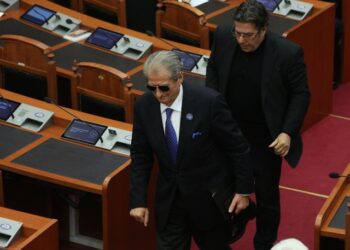 Raporti/ Braçe e Tabaku më aktivët, 22 deputetë s’folën për 4 muaj në Kuvend. Noka e Paloka bënë ‘detyrën’, si ‘truproja’ të Berishës