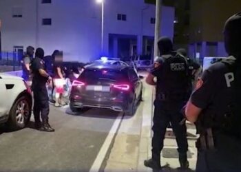 Aksioni surprizë/ Kontrollet e RENEA-s dhe policisë në zonën e Liqenit të Thatë, shoqërohen disa persona të skeduar