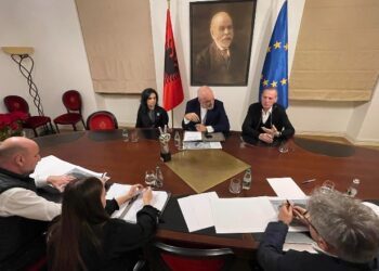FOTO/ Braktisi partinë e Metës për PS, Agron Çela shfaqet për herë të parë në krah të Ramës