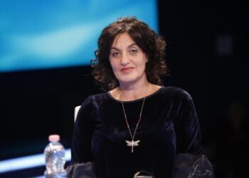 Poetja Rita Petro: Edhe gratë e mbuluara me shami, tradhëtojnë!