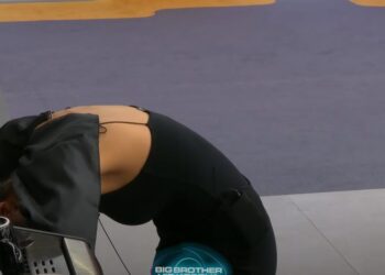 S’kanë fund çudirat! Banorja e Big Brother lan flokët në lavamanin e kuzhinës (VIDEO)