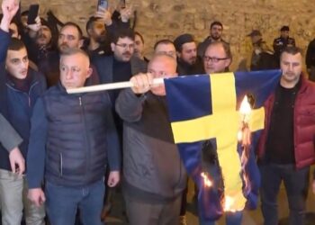 Protestë para konsullatës suedeze në Stamboll pasi politikani nordik djegu Kuranin në Stokholm