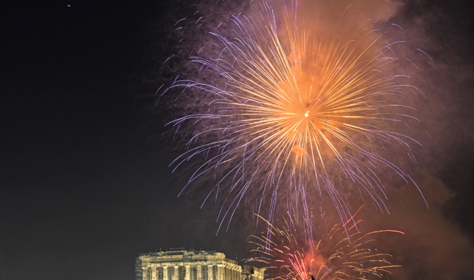FOTO: Bota mirëpret Vitin e Ri me spektakël fishekzjarresh! Ja festimet qytete të ndryshme