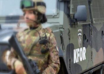 KFOR heq automjetet e bllokuara në veri të Kosovës: Po rikthejmë lirinë e lëvizjes