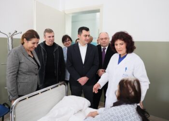 Pajisje të reja në shërbimin e okulistikës në Spitalin Rajonal të Elbasanit, Manastirliu: Transformim tërësor, ndërhyrjet në sy dhe lentet falas për të moshuarit