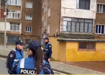 Bulqizë/ Pallatit të dëmtuar nga tërmeti i vendoset shiriti, Bashkia vendim për nxjerrjen e banorëve