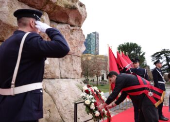 Kryebashkiaku Veliaj homazhe në nder të Heroit Kombëtar Gjergj Kastriot Skënderbeu