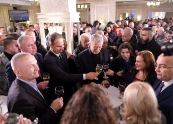 Deputetët e PD-së në Elbasan braktisin Luçiano Boçin, mbështetësit e Alibeajt refuzojnë ftesën e kandidatit të Berishës