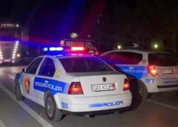 Emri/ Aksident i rëndë në Elbasan, makina përplas për vdekje 20 vjeçarin! Drejtuesi i automjetit largohet