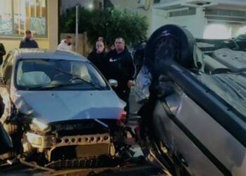 VIDEO/ Aksidenti i frikshëm në Lezhë: Përplasen 3 makina, njëra e kthyer përmbys në mes të rrugës! 2 të plagosur në spital